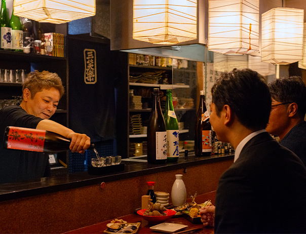 日本酒注ぐオーナー