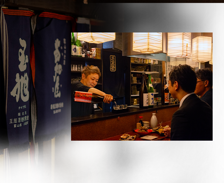 日本酒注ぐオーナー